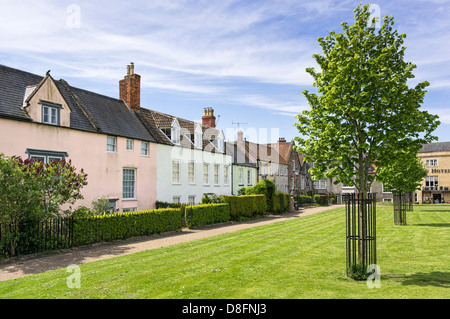 Fila di vecchie case sul verde in pozzetti, Somerset, Inghilterra, Regno Unito Foto Stock