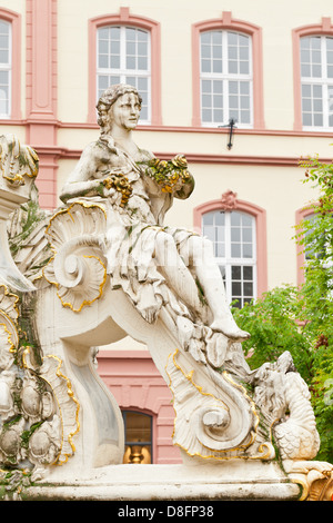 Trier/ Treves: Sankt Georgsbrunnen (Fontana di Saint Georg) al 'Kornmarkt"; Renania-Palatinato, Germania, Europa Foto Stock