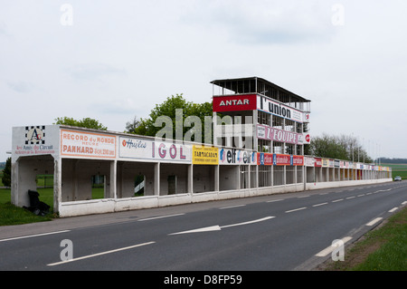 I resti di una parte dell'Reims-Gueux Racing circuito nel nord della Francia. Foto Stock