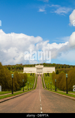 Stormont, sede del governo in Irlanda del Nord. Politica, storia, bellissimo edificio di Belfast. Ritratto, cielo blu, verde bandiera, assemblaggio, architettura. Foto Stock