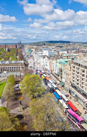 Vista del traffico trafficato su Princes Street nel centro di Edimburgo dal Monumento Scott a Princes st. Gardens Edinburgh Midlothian Scotland UK GB Foto Stock