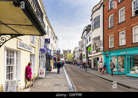 High street scene in pozzetti, Somerset, Inghilterra, Regno Unito Foto Stock