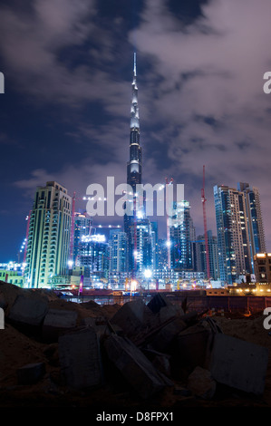 Siti di costruzione e gru nella parte anteriore del Burj Khalifa di notte, Downtown Dubai, Emirati arabi uniti Foto Stock