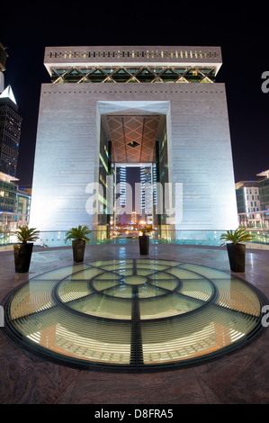 Il cancello in Dubai International Finance Centre (DIFC) di notte, Downtown Dubai, Emirati arabi uniti Foto Stock