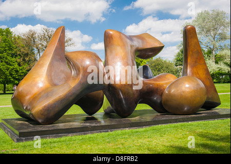 Henry Moore Foundation Perry Green Auguste Rodin exhibition moderno contemporaneo scultura statua in bronzo pezzo tre vertebre di scultura Foto Stock