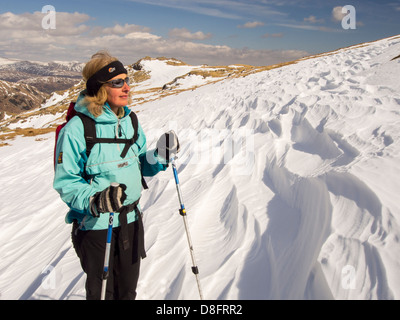 Neve sagomata e ripulita da un forte vento quando cadde, sopra Wrynose Pass Foto Stock