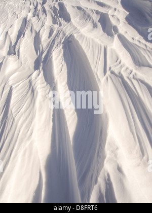 Neve sagomata e ripulita da un forte vento quando cadde, sopra Wrynose Pass nel distretto del lago, Cumbria, Regno Unito. Foto Stock