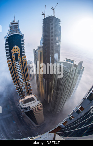 Blocco più alto sul pianeta in Marina nella nebbia di mattina all'alba, fish eye, Nuova Dubai, UAE Foto Stock