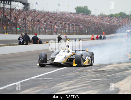 Indianapolis, Stati Uniti d'America. Il 26 maggio 2013. Josef Newgarden (21) Lascia un pit stop durante la Indianapolis 500 al Motor Speedway di Indianapolis in Speedway, a. Credito: Cal Sport Media / Alamy Live News Foto Stock