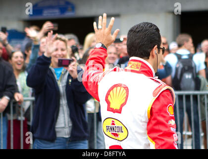 Indianapolis, Stati Uniti d'America. Il 26 maggio 2013. Helio Castroneves (3) onde ai tifosi prima di Indianapolis 500 al Motor Speedway di Indianapolis in Speedway, a. Credito: Cal Sport Media / Alamy Live News Foto Stock