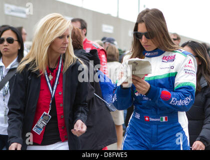 Indianapolis, Stati Uniti d'America. Il 26 maggio 2013. Simona De Silvestro segni un autografo per un ventilatore prima di Indianapolis 500 al Motor Speedway di Indianapolis in Speedway, a. Credito: Cal Sport Media / Alamy Live News Foto Stock