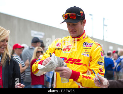 Indianapolis, Stati Uniti d'America. Il 26 maggio 2013. Ryan Hunter-Reay si ferma a firmare un autografo per un ventilatore prima di durante la Indianapolis 500 al Motor Speedway di Indianapolis in Speedway, a. Credito: Cal Sport Media / Alamy Live News Foto Stock