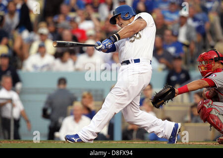 Los Angeles, California, USA. Il 27 maggio 2013. Los Angeles Dodgers catcher Ramon Hernandez (55) oscilla a sfera durante il gioco uno dei Freeway serie tra il Los Angeles angeli e i Los Angeles Dodgers al Dodger Stadium il 27 maggio 2013 a Los Angeles, California. Rob Carmell/CSM/Alamy Live News Foto Stock