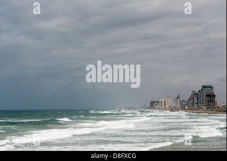 Tel Aviv skyline visto da sud - tempeste Foto Stock