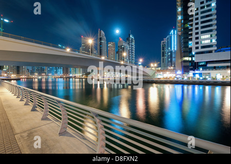 Dubai Marina con bridge, grattacieli e luna piena di notte, Nuova Dubai, UAE Foto Stock