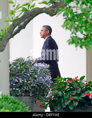 Washington DC, Stati Uniti d'America. Il 28 maggio 2013. Il Presidente degli Stati Uniti Barack Obama si diparte la Casa Bianca a Washington D.C. per Asbury Park, New Jersey per sondaggio gli sforzi di ricostruzione a seguito di sabbia Superstorm Martedì, 28 maggio 2013..Credit: Ron Sachs / Pool via CNP/Alamy Live News Foto Stock