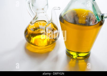 Due bottiglie di olio. Chiudere la vista. Foto Stock