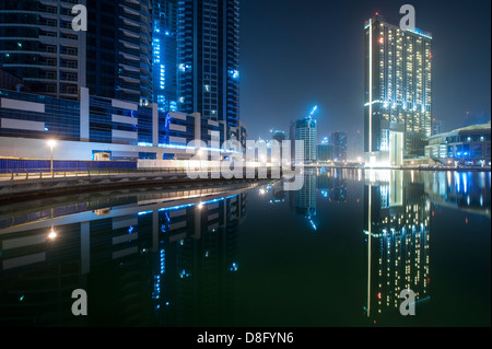 Grattacieli di Dubai Marina di notte con riflessioni, Nuova Dubai, UAE Foto Stock