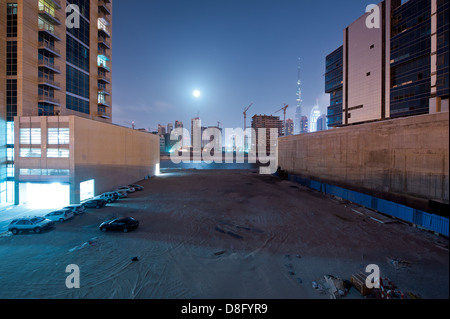 Siti di costruzione e grattacieli in Business Bay di notte, Downtown Dubai, Emirati arabi uniti Foto Stock