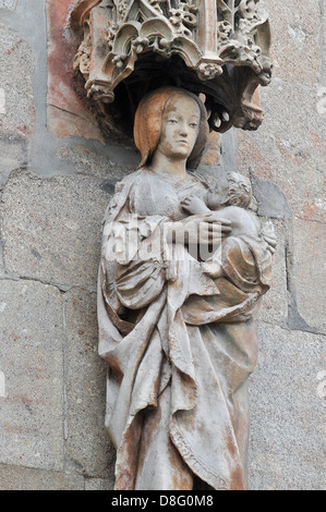 Chiudere fino alla Vergine Maria che allatta il Bambino Gesù, Cattedrale, Braga, Portogallo Foto Stock