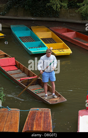 Puntate colorate sul fiume Cherwell a Magdalen Bridge a Oxford, Oxfordshire Regno Unito nel mese di maggio Foto Stock