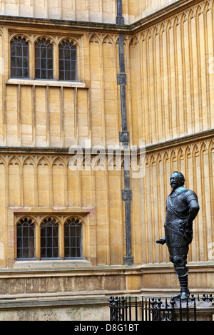 Earl of Pembroke, statua di William Herbert fuori dalla Bodleian Library a Oxford, Oxfordshire Regno Unito nel mese di maggio Foto Stock