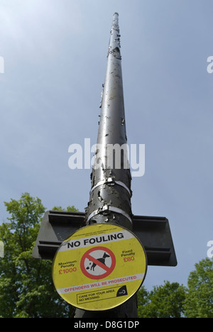 Nessun segno di incrostazione di segnalazione di un migliaio di libbra di ammenda per i proprietari di cani ad imbrattare la pavimentazione, Wimbledon, a sud-ovest di Londra - Inghilterra Foto Stock