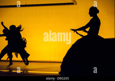 Londra, Regno Unito. Il 28 maggio 2013. Ballerini eseguono una sezione di Akram Khan Società del nuovo productionnn chiamato iTMOi (nella mente di Igor) che corre a Sadler's Wells Theatre dal 28 maggio - 1 giugno. La produzione è stata appositamente commissionato per celebrare il centenario di Igor Stravinky è il diritto di molla che cade il 29 maggio 2013. Questa funzionalità fulll il cast di ballerini eseguono una scena chiamato cerimonia accompagnata da musica di Nitin Sawhney. Credito: Carole Edrich / Alamy Live News Foto Stock