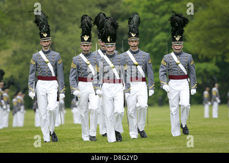 US Army Corps di cadetti marzo sulla pianura durante l'annuale Rassegna Alumni a West Point Military Academy di Maggio 21, 2013 a West Point, NY. Foto Stock