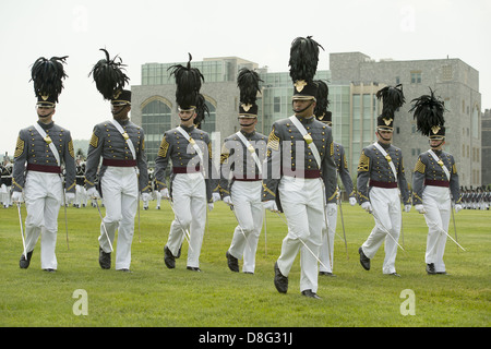 US Army Corps di cadetti marzo sulla pianura durante l'annuale Rassegna Alumni a West Point Military Academy di Maggio 21, 2013 a West Point, NY. Foto Stock