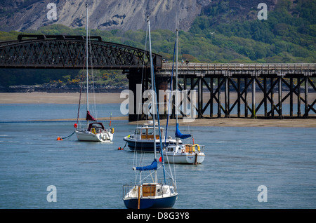 Barmouth Bridge e 4 barche in costiera del Galles Foto Stock