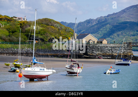 Barche a Blaenau Ffestiniog costa durante la bassa marea Foto Stock