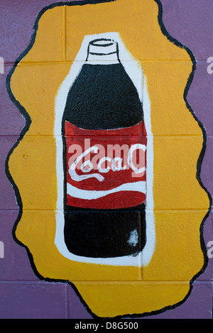 Coca Cola segni nella parte anteriore di un Outback supermercato di Chillagoe, estremo Nord Queensland, Australia Foto Stock