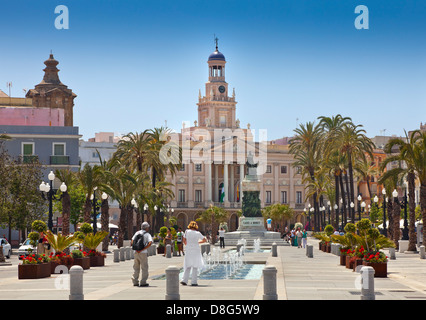 Town Hall, Cadiz, Plaza de San Juan de Dios, Spagna, con turisti Foto Stock