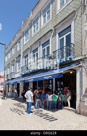 Turisti affamati in coda al di fuori del famoso 'Pasteis de Belem' negozio di pasticceria di Belem, Lisbona, Portogallo. Foto Stock