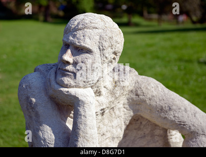 Una statua di San Cuthman si affaccia la Chiesa Parrocchiale di St Andrew, Steyning, West Sussex, Regno Unito Foto Stock