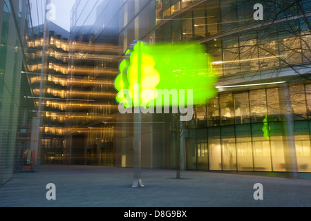 Ufficio blocchi maggiormente a Londra con tutte le luci sul lato sinistro dopo che gli operai sono andati a casa e un albero scultura. Foto Stock