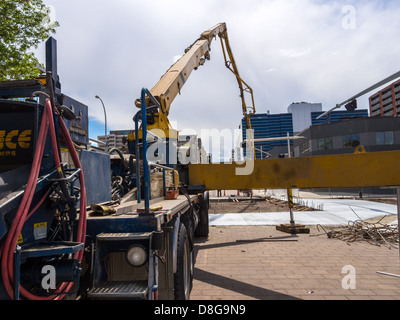 La gettata di calcestruzzo veicolo con braccio lungo sul sito in costruzione in Edmonton Foto Stock