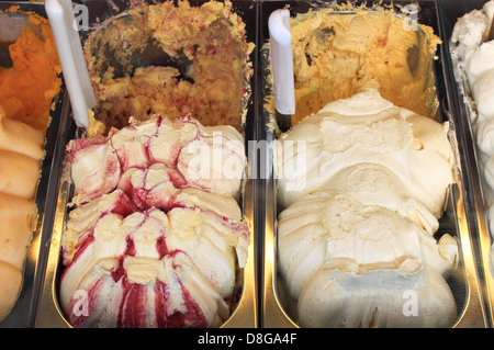 Sapori diversi in una gelateria Foto Stock