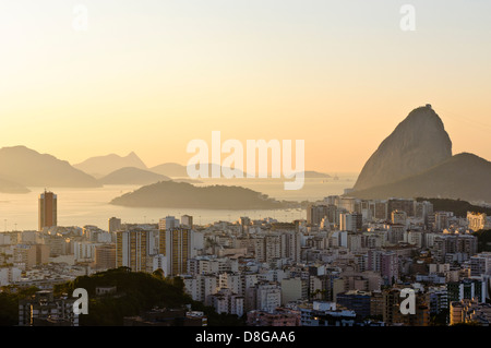 Vista su Flamengo verso Sugarloaf Mountain, Rio de Janeiro, Brasile Foto Stock