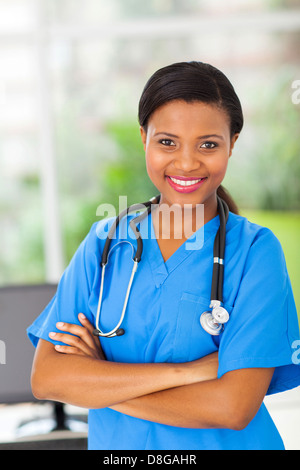 Ritratto di bella Afro American Medical femmina intern in ufficio moderno Foto Stock