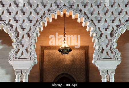 Mausoleo di Mohammed V illuminate al tramonto, Rabat Marocco Foto Stock