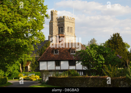 St Michaels Chiesa e telaio in legno cottage situato nel pittoresco villaggio di Smarden, Kent, Regno Unito GB Foto Stock