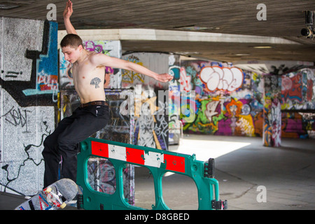 Skateboarders saltando ostacoli sul London South Bank. Foto Stock