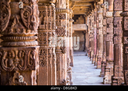 Colonne indù nella moschea al Qutub Minar complesso, Delhi, India Foto Stock