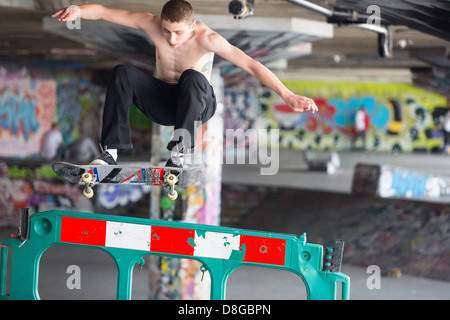 Skateboarders saltando ostacoli sul London South Bank. Foto Stock