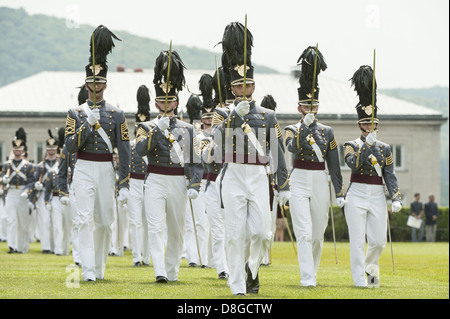 US Army Corps di cadetti marzo sulla pianura durante l'annuale Rassegna Alumni a West Point Military Academy di Maggio 21, 2013 a West Point, NY. Foto Stock