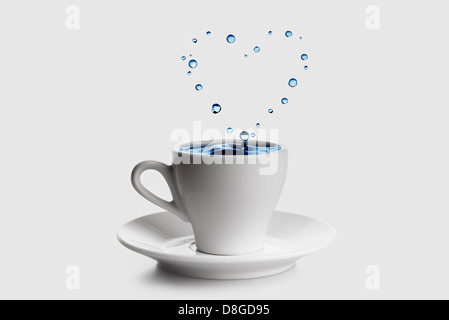 A forma di cuore ad splash in bianco tazza da caffè Foto Stock