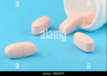 Le compresse di colore rosa in bianco di imballaggio in plastica Foto Stock