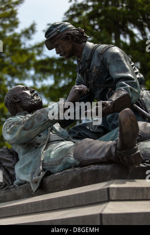L'amico a un amico Masonic Memorial è un campo di battaglia di Gettysburg monumento che ritrae il 'Armistead-Bingham incidente' dopo la selezione Foto Stock